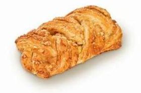 A tasty braid intertwining classic sweet and salty flavors, the Salty Caramel Plait is an authentic Danish favorite. Generously filled with smooth, salted caramel, and decorated with sliced almonds, this pastry delivers rich taste and flaky texture in minutes with ready-to-bake technology.